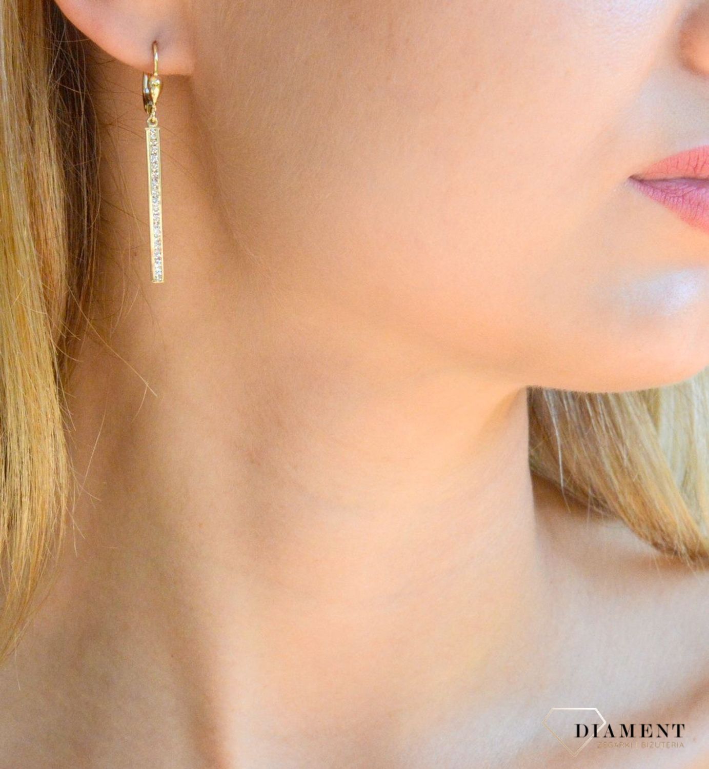 Złote kolczyki 375 patyczki z cyrkoniami KL 9553 375. Złote kolczyki damskie. Złote kolczyki wiszące z cyrkoniami. Złote kolczyki klasyczne damskie. Złote kolczyki 375 idealne na prezent..jpg